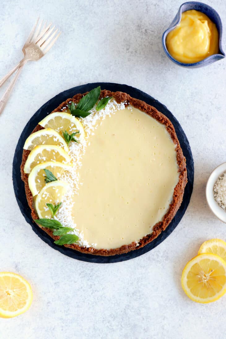 This 5-ingredient Speculoos lemon tart is the easiest dessert out there. Prepared with a Biscoff pie crust and a no-fail lemon filling, it's creamy, refreshing and utterly delicious.