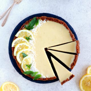 This 5-ingredient Speculoos lemon tart is the easiest dessert out there. Prepared with a Biscoff pie crust and a no-fail lemon filling, it's creamy, refreshing and utterly delicious.