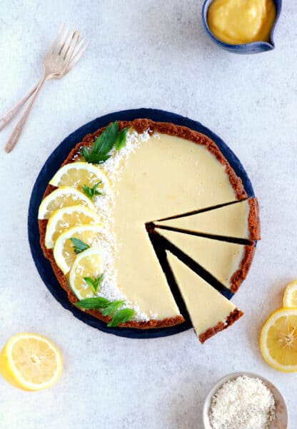 5 ingrédients seulement pour cette tarte au citron ultra facile et très rafraîchissante, réalisée sur une base de biscuits Spéculoos.