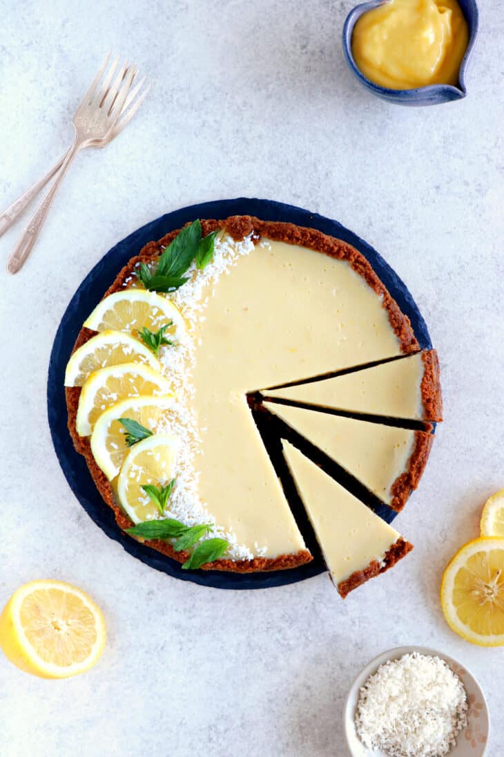 5 ingrédients seulement pour cette tarte au citron ultra facile et très rafraîchissante, réalisée sur une base de biscuits Spéculoos.