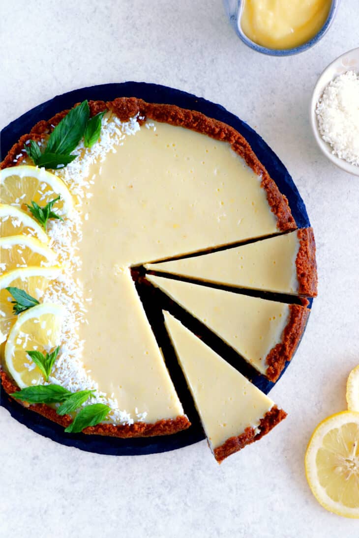 5 ingrédients seulement pour cette tarte au citron ultra facile et très rafraîchissante, réalisée sur une base de biscuits Spéculoos.