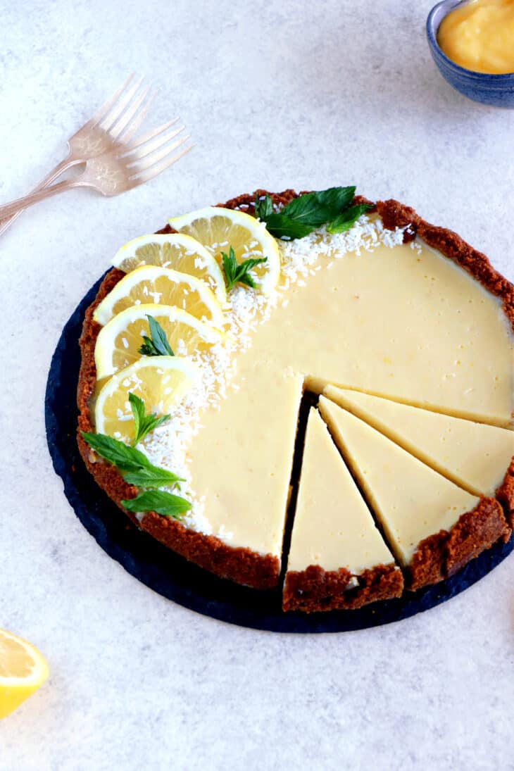 This 5-ingredient Speculoos lemon tart is the easiest dessert out there. Prepared with a Biscoff pie crust and a no-fail lemon filling, it's creamy, refreshing and utterly delicious.