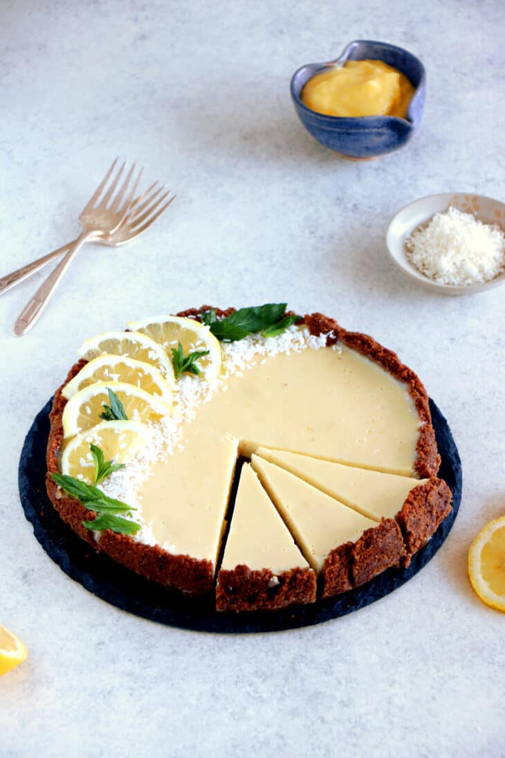 5 ingrédients seulement pour cette tarte au citron ultra facile et très rafraîchissante, réalisée sur une base de biscuits Spéculoos.