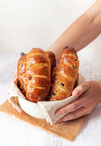 Avec seulement 4 minutes de pétrissage, ces viennoises aux pépites de chocolat sont parfaites au goûter comme au petit déjeuner.