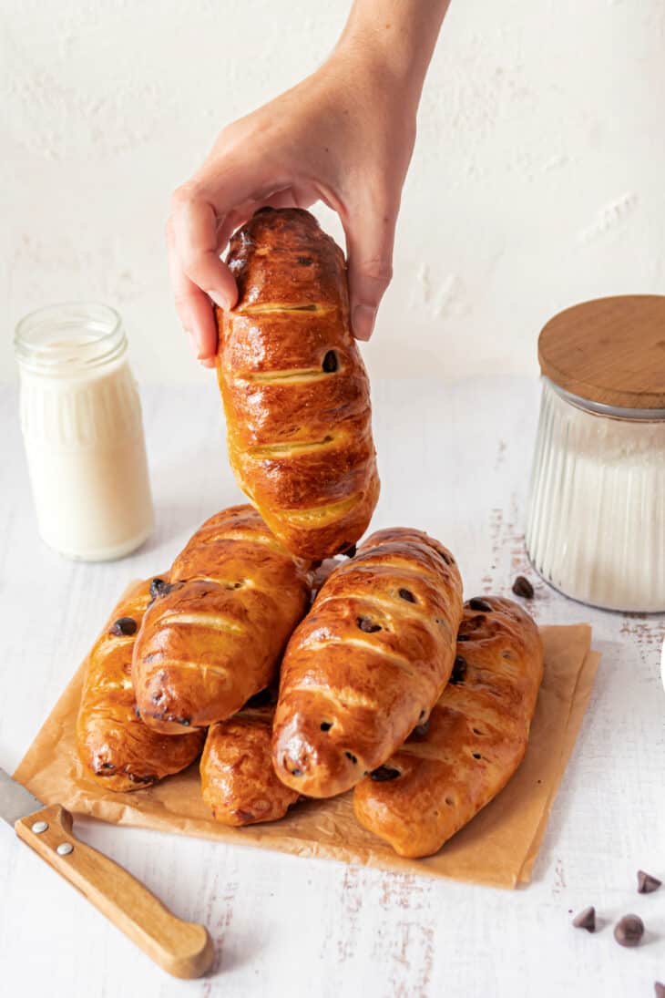 Avec seulement 4 minutes de pétrissage, ces viennoises aux pépites de chocolat sont parfaites au goûter comme au petit déjeuner.