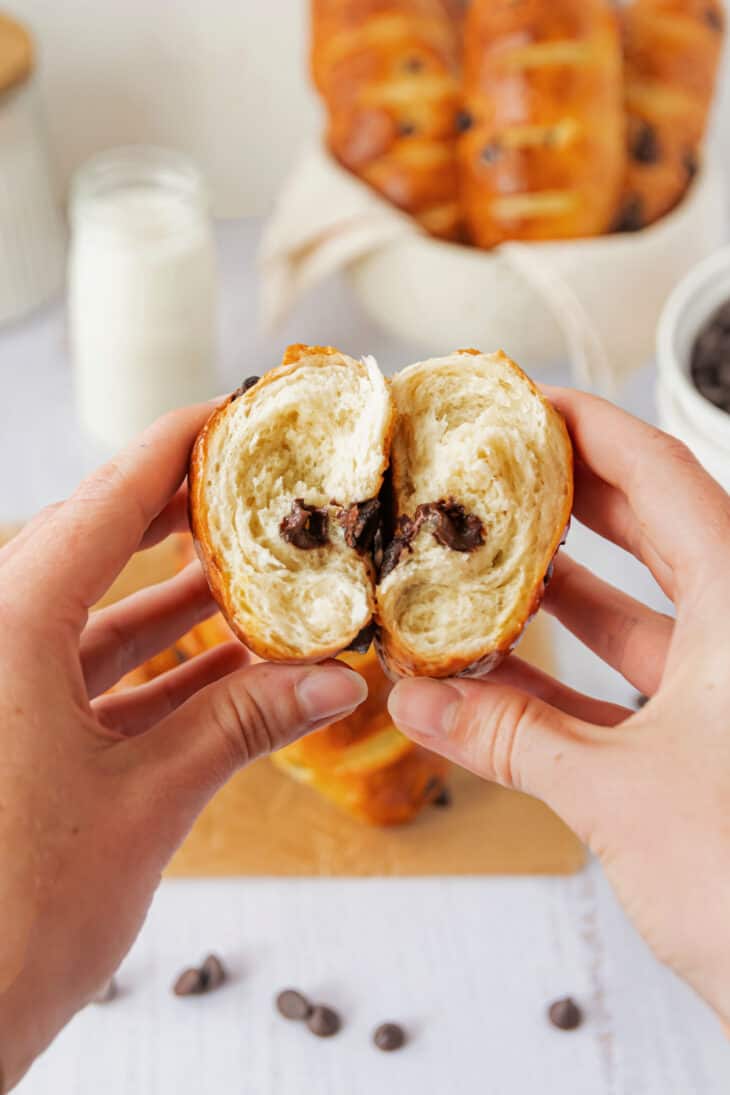 Avec seulement 4 minutes de pétrissage, ces viennoises aux pépites de chocolat sont parfaites au goûter comme au petit déjeuner.