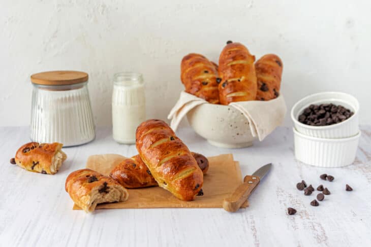 Avec seulement 4 minutes de pétrissage, ces viennoises aux pépites de chocolat sont parfaites au goûter comme au petit déjeuner.