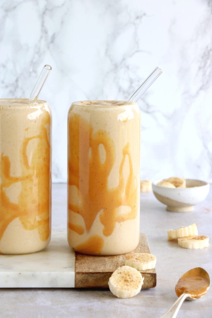 Le smoothie banane et beurre de cacahuète est une boisson énergétique riche et onctueuse, en plus d'être très gourmande.