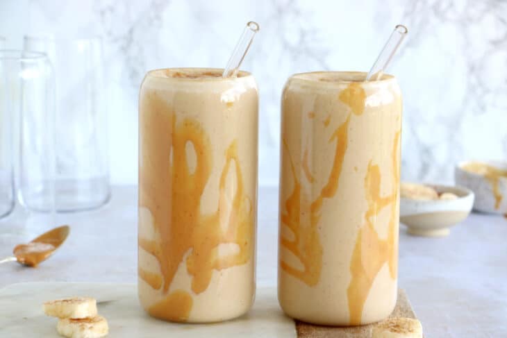 Le smoothie banane et beurre de cacahuète est une boisson énergétique riche et onctueuse, en plus d'être très gourmande.