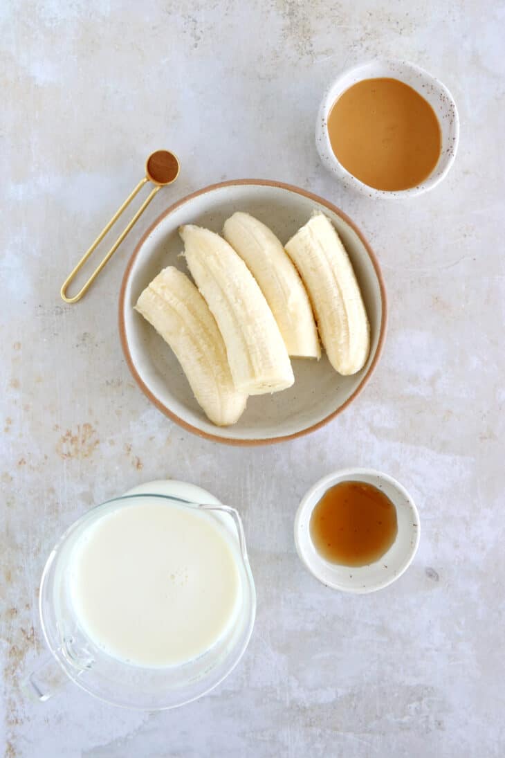 Le smoothie banane et beurre de cacahuète est une boisson énergétique riche et onctueuse, en plus d'être très gourmande.