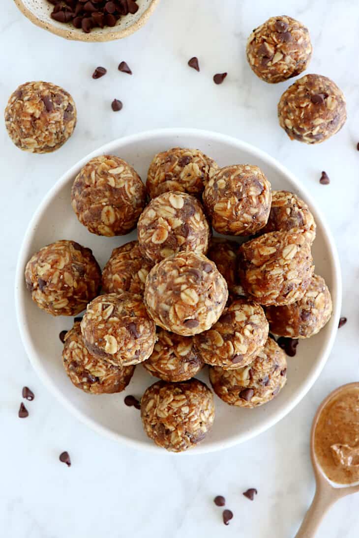 Les boules énergétiques d'allaitement sont des snacks nutritifs destinés en particulier aux nouvelles mamans, qu'elles allaitent ou non.