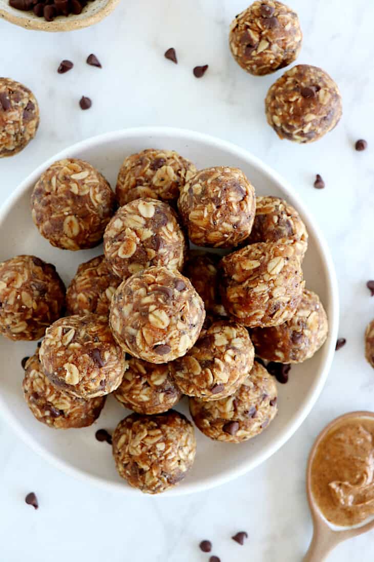 Les boules énergétiques d'allaitement sont des snacks nutritifs destinés en particulier aux nouvelles mamans, qu'elles allaitent ou non.