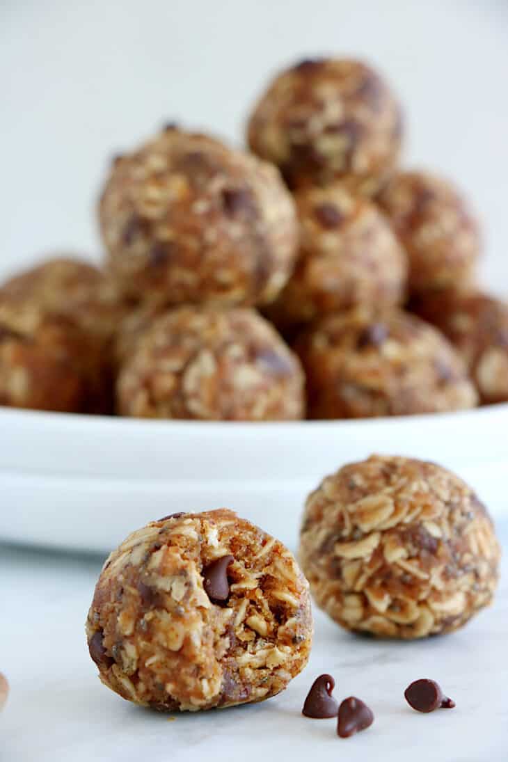 Les boules énergétiques d'allaitement sont des snacks nutritifs destinés en particulier aux nouvelles mamans, qu'elles allaitent ou non.