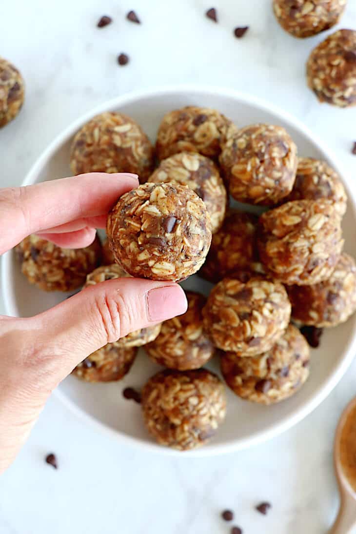 Les boules énergétiques d'allaitement sont des snacks nutritifs destinés en particulier aux nouvelles mamans, qu'elles allaitent ou non.