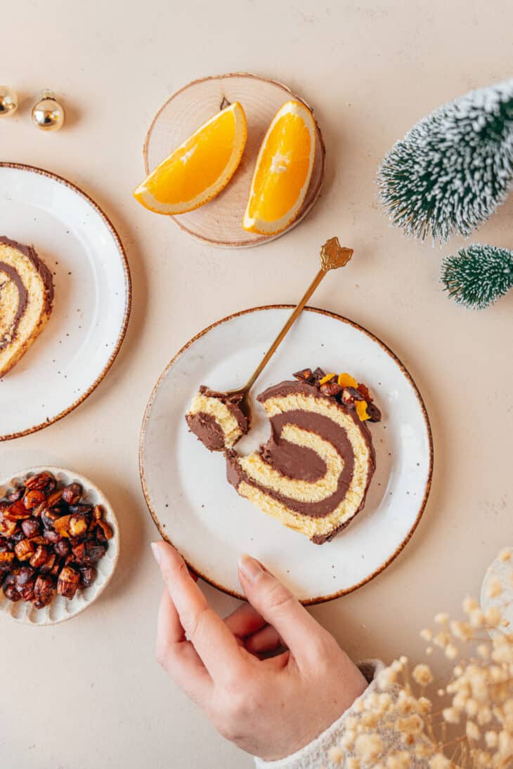 La bûche de Noël chocolat-orange est un dessert relativement facile à préparer et un incontournable pour les fêtes de fin d'années. On y retrouve un biscuit roulé parfumé à l'orange et une onctueuse ganache au chocolat.