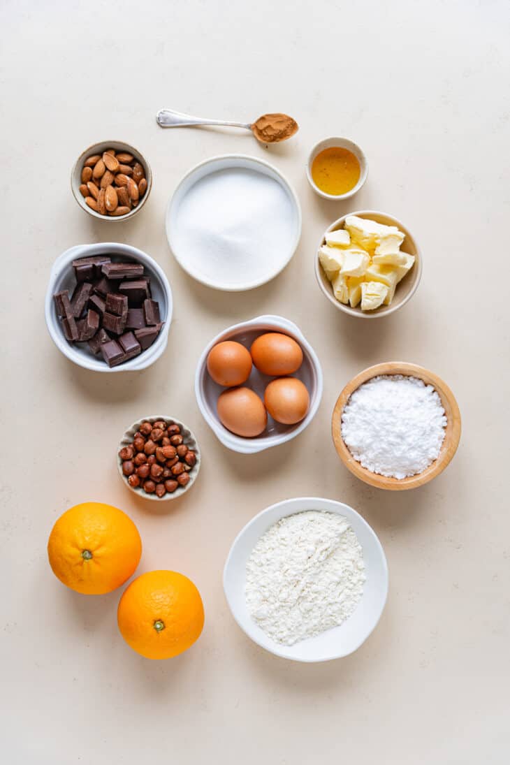 La bûche de Noël chocolat-orange est un dessert relativement facile à préparer et un incontournable pour les fêtes de fin d'années. On y retrouve un biscuit roulé parfumé à l'orange et une onctueuse ganache au chocolat.