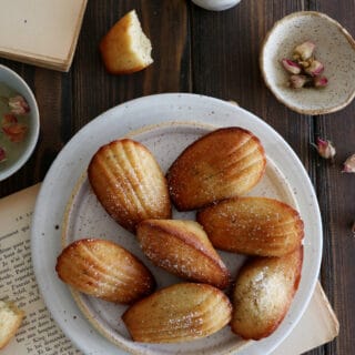 Ces petites madeleines ont le goût de l'enfance. Riches en beurre et bien moelleuses, elles sont parfaites pour accompagner une tasse de thé.