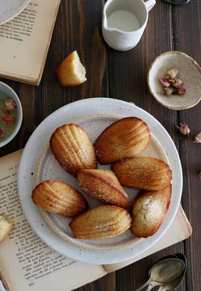 Ces petites madeleines ont le goût de l'enfance. Riches en beurre et bien moelleuses, elles sont parfaites pour accompagner une tasse de thé.