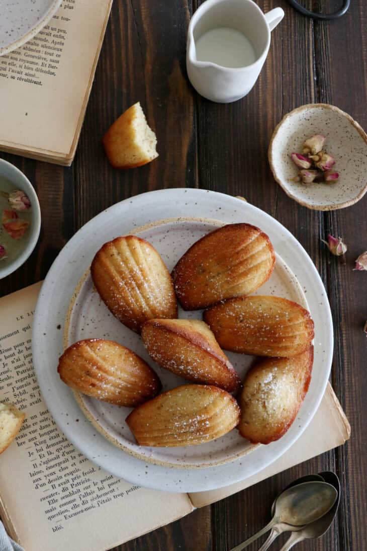 Ces petites madeleines ont le goût de l'enfance. Riches en beurre et bien moelleuses, elles sont parfaites pour accompagner une tasse de thé.