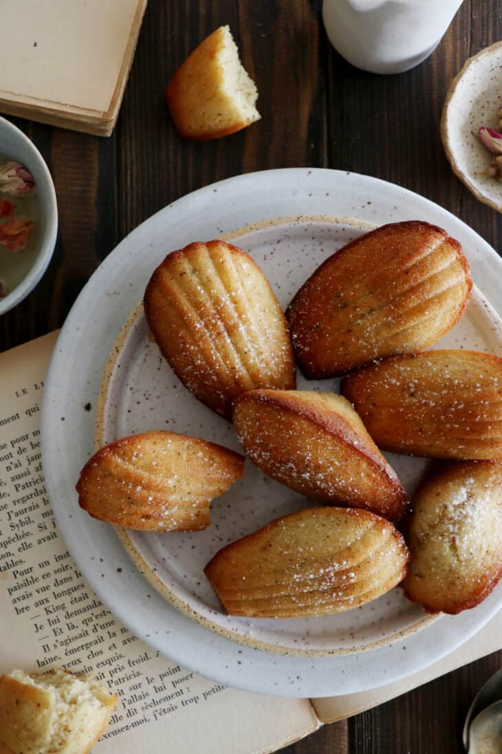 Ces petites madeleines ont le goût de l'enfance. Riches en beurre et bien moelleuses, elles sont parfaites pour accompagner une tasse de thé.