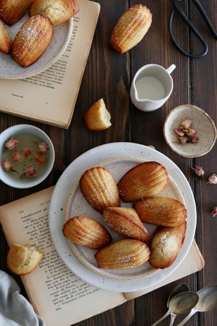 Ces petites madeleines ont le goût de l'enfance. Riches en beurre et bien moelleuses, elles sont parfaites pour accompagner une tasse de thé.