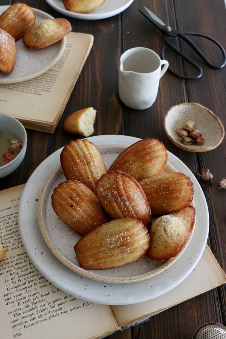 Ces petites madeleines ont le goût de l'enfance. Riches en beurre et bien moelleuses, elles sont parfaites pour accompagner une tasse de thé.