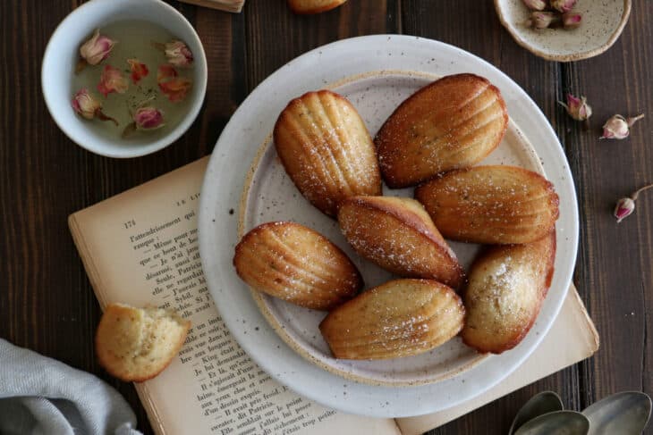 Ces petites madeleines ont le goût de l'enfance. Riches en beurre et bien moelleuses, elles sont parfaites pour accompagner une tasse de thé.