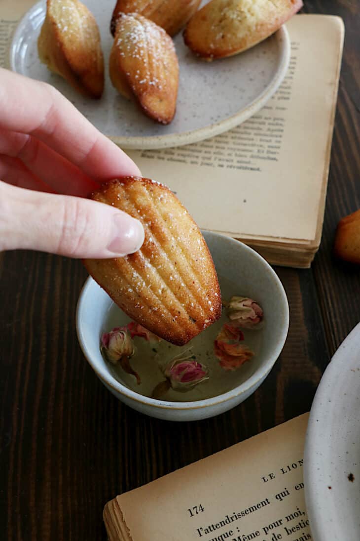 Ces petites madeleines ont le goût de l'enfance. Riches en beurre et bien moelleuses, elles sont parfaites pour accompagner une tasse de thé.