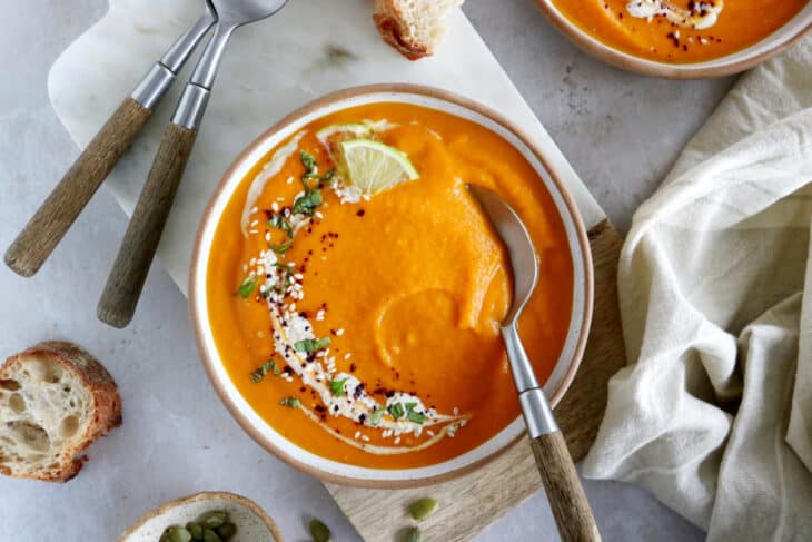 La soupe de carottes au gingembre et citron vert est de loin la meilleure soupe de carottes au lait de coco qui existe.