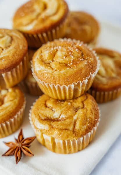 Délicieux muffins cheesecake à la citrouille, à la fois moelleux, parfumés aux épices chaudes d'automne, et garnis d'un centre de cream cheese qui leur donne un petit côté cheesecake. Une petite douceur parfaite accompagnée d'une boisson chaude.