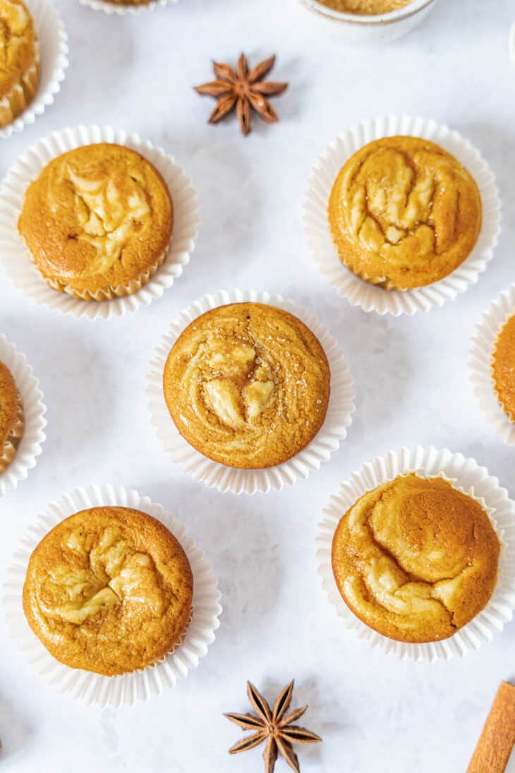 Délicieux muffins cheesecake à la citrouille, à la fois moelleux, parfumés aux épices chaudes d'automne, et garnis d'un centre de cream cheese qui leur donne un petit côté cheesecake. Une petite douceur parfaite accompagnée d'une boisson chaude.