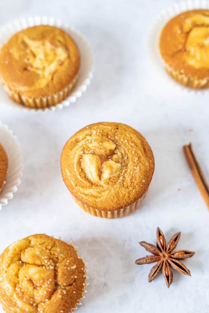 Délicieux muffins cheesecake à la citrouille, à la fois moelleux, parfumés aux épices chaudes d'automne, et garnis d'un centre de cream cheese qui leur donne un petit côté cheesecake. Une petite douceur parfaite accompagnée d'une boisson chaude.