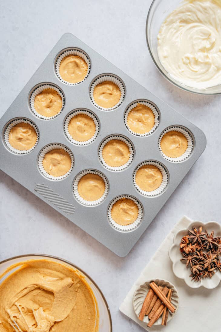 Délicieux muffins cheesecake à la citrouille, à la fois moelleux, parfumés aux épices chaudes d'automne, et garnis d'un centre de cream cheese qui leur donne un petit côté cheesecake. Une petite douceur parfaite accompagnée d'une boisson chaude.