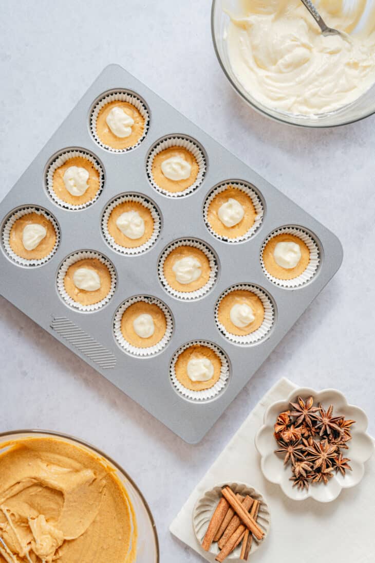 Délicieux muffins cheesecake à la citrouille, à la fois moelleux, parfumés aux épices chaudes d'automne, et garnis d'un centre de cream cheese qui leur donne un petit côté cheesecake. Une petite douceur parfaite accompagnée d'une boisson chaude.