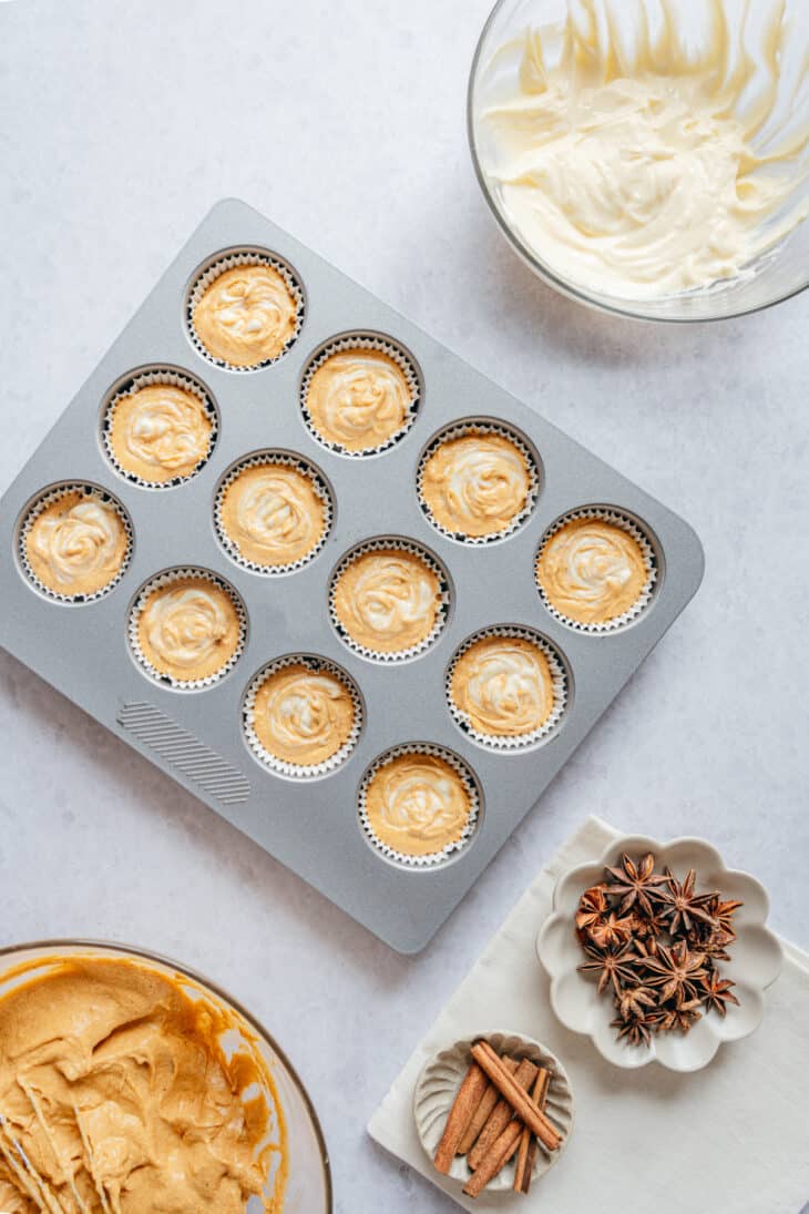 Délicieux muffins cheesecake à la citrouille, à la fois moelleux, parfumés aux épices chaudes d'automne, et garnis d'un centre de cream cheese qui leur donne un petit côté cheesecake. Une petite douceur parfaite accompagnée d'une boisson chaude.