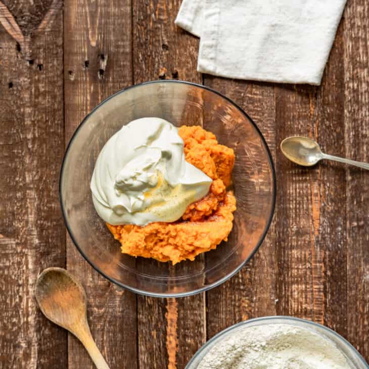 Le pumpkin bread (cake à la courge en français) est un dessert traditionnel américain tout doux et bien moelleux, aux épices chaudes d'automne.