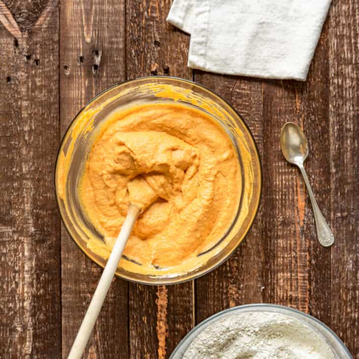 Le pumpkin bread (cake à la courge en français) est un dessert traditionnel américain tout doux et bien moelleux, aux épices chaudes d'automne.