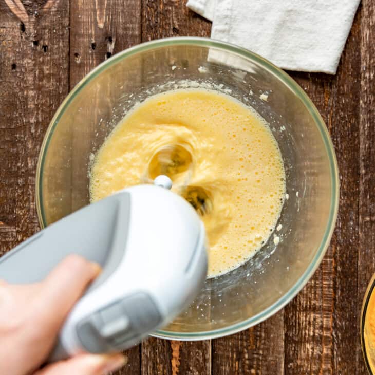 Le pumpkin bread (cake à la courge en français) est un dessert traditionnel américain tout doux et bien moelleux, aux épices chaudes d'automne.