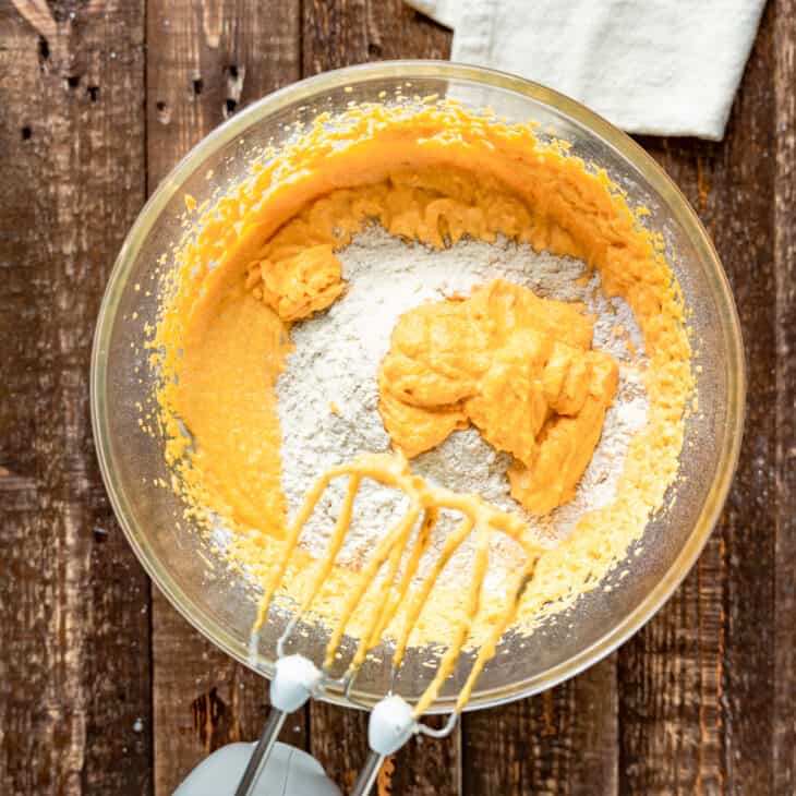 Le pumpkin bread (cake à la courge en français) est un dessert traditionnel américain tout doux et bien moelleux, aux épices chaudes d'automne.