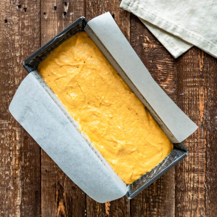 Le pumpkin bread (cake à la courge en français) est un dessert traditionnel américain tout doux et bien moelleux, aux épices chaudes d'automne.