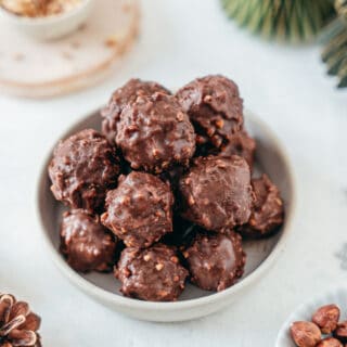 Les rochers chocolat-noisettes sont des petits chocolats festifs, qui plaisent aussi bien pour le réveillon que pour la Saint Valentin.