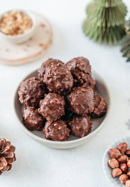 Les rochers chocolat-noisettes sont des petits chocolats festifs, qui plaisent aussi bien pour le réveillon que pour la Saint Valentin.