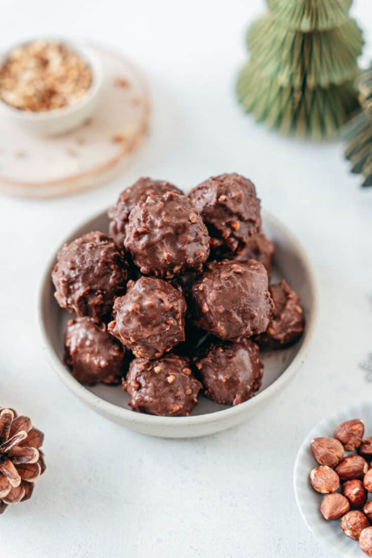 Les rochers chocolat-noisettes sont des petits chocolats festifs, qui plaisent aussi bien pour le réveillon que pour la Saint Valentin.