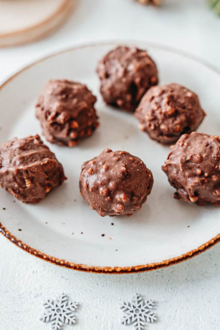 Les rochers chocolat-noisettes sont des petits chocolats festifs, qui plaisent aussi bien pour le réveillon que pour la Saint Valentin.