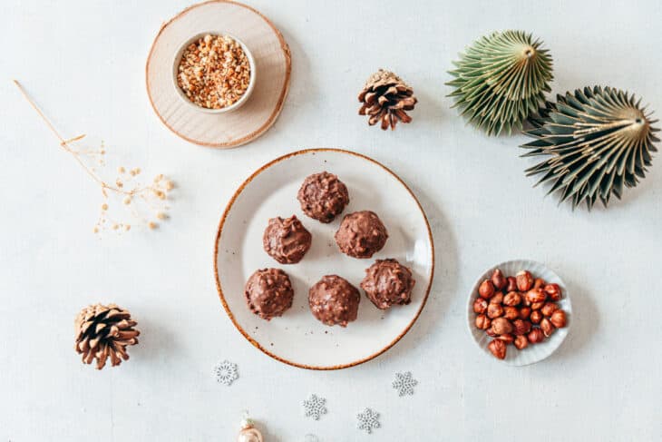 Les rochers chocolat-noisettes sont des petits chocolats festifs, qui plaisent aussi bien pour le réveillon que pour la Saint Valentin.