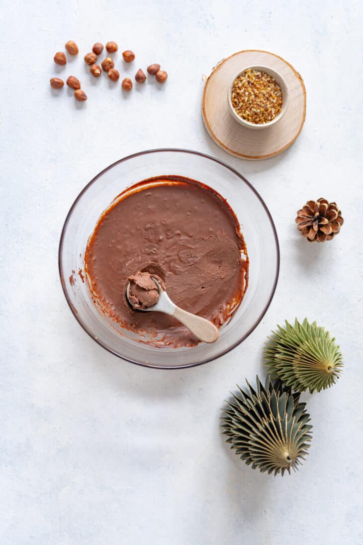 Les rochers chocolat-noisettes sont des petits chocolats festifs, qui plaisent aussi bien pour le réveillon que pour la Saint Valentin.