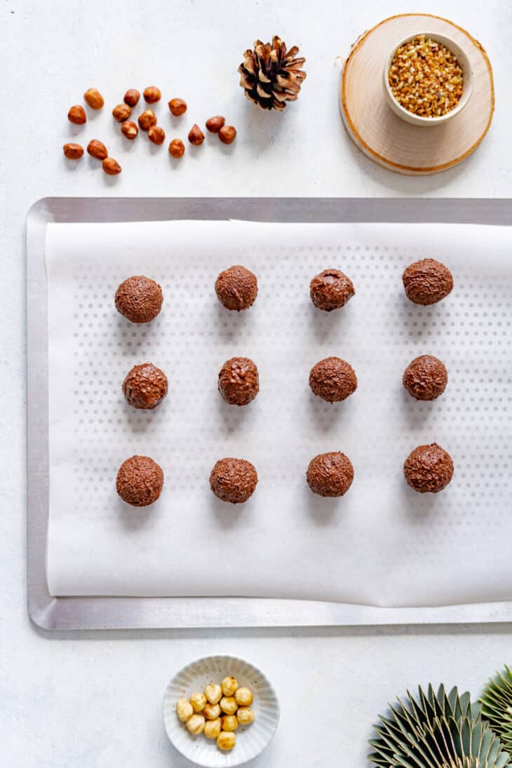 Les rochers chocolat-noisettes sont des petits chocolats festifs, qui plaisent aussi bien pour le réveillon que pour la Saint Valentin.