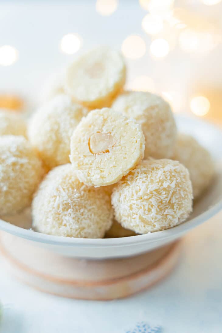 Ces irrésistibles boules à la noix de coco façon Raffaello sont des petites douceurs faciles à préparer, gourmandes et très festives.