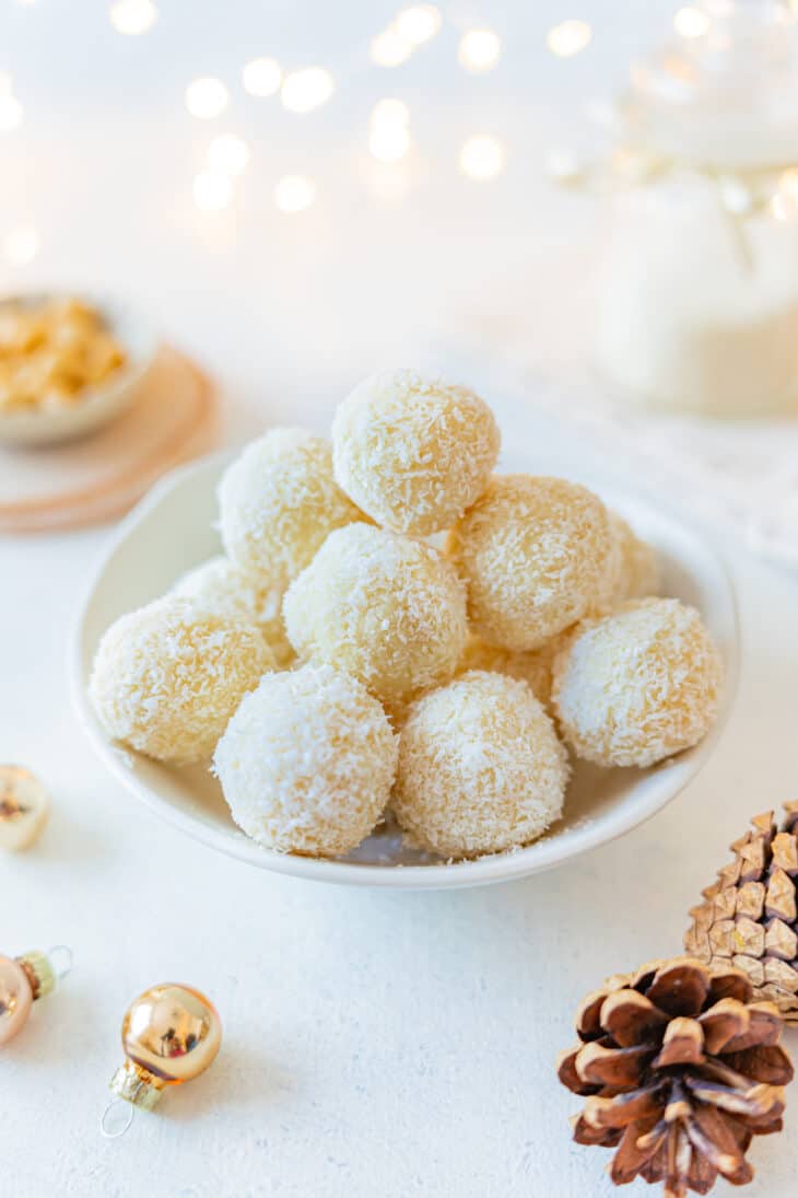 Ces irrésistibles boules à la noix de coco façon Raffaello sont des petites douceurs faciles à préparer, gourmandes et très festives.