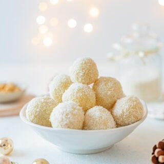 Ces irrésistibles boules à la noix de coco façon Raffaello sont des petites douceurs faciles à préparer, gourmandes et très festives.